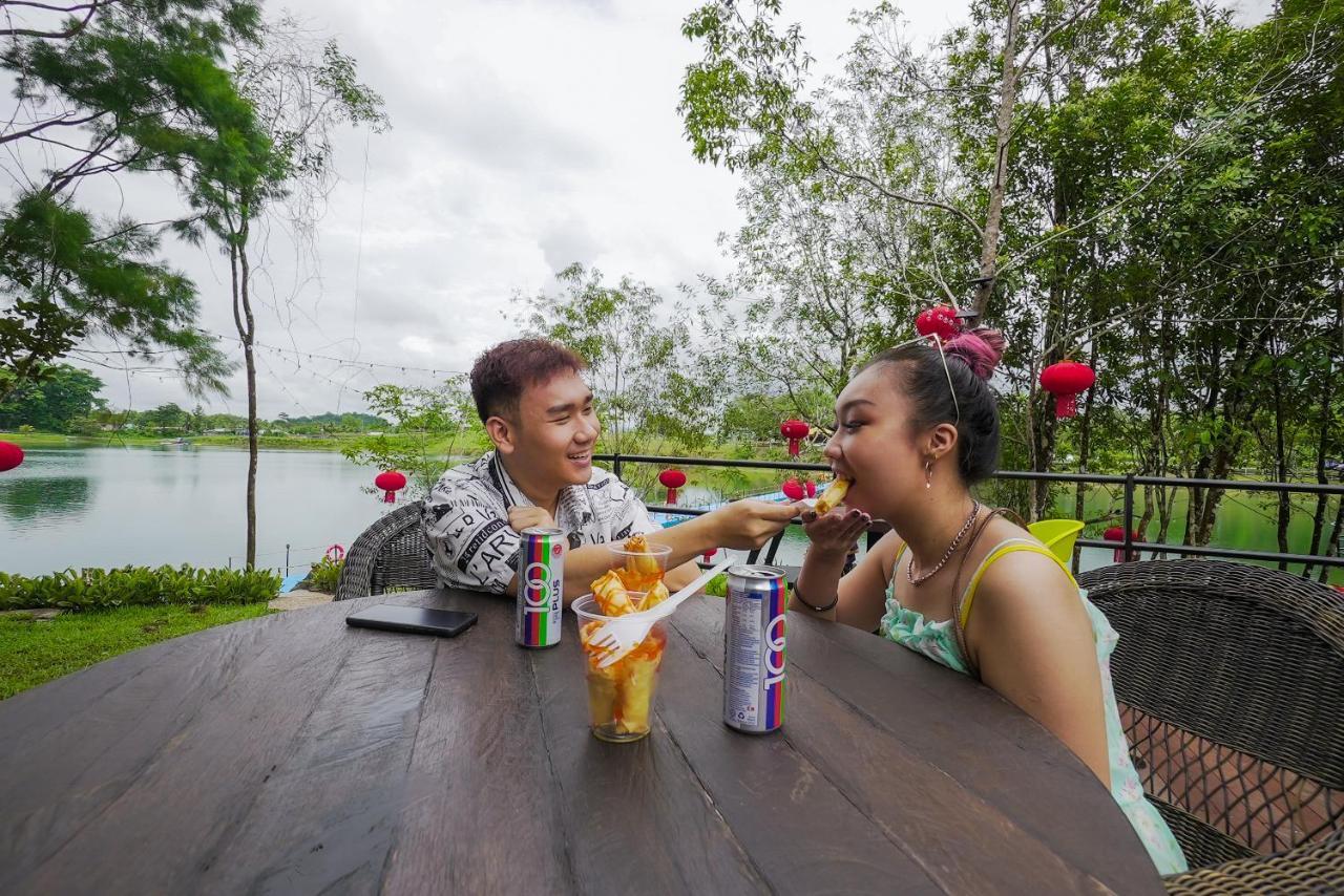 Roxy Tasik Biru Resort City Bau Екстериор снимка