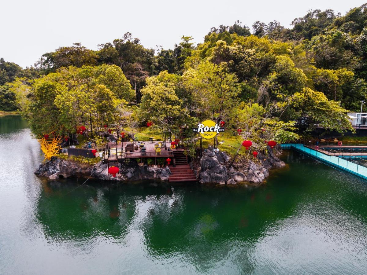 Roxy Tasik Biru Resort City Bau Екстериор снимка