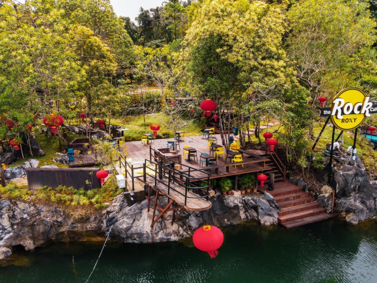 Roxy Tasik Biru Resort City Bau Екстериор снимка