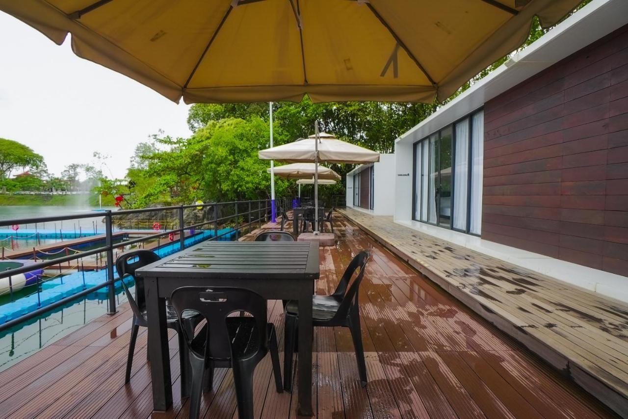 Roxy Tasik Biru Resort City Bau Екстериор снимка