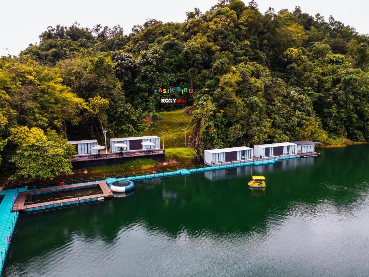 Roxy Tasik Biru Resort City Bau Екстериор снимка