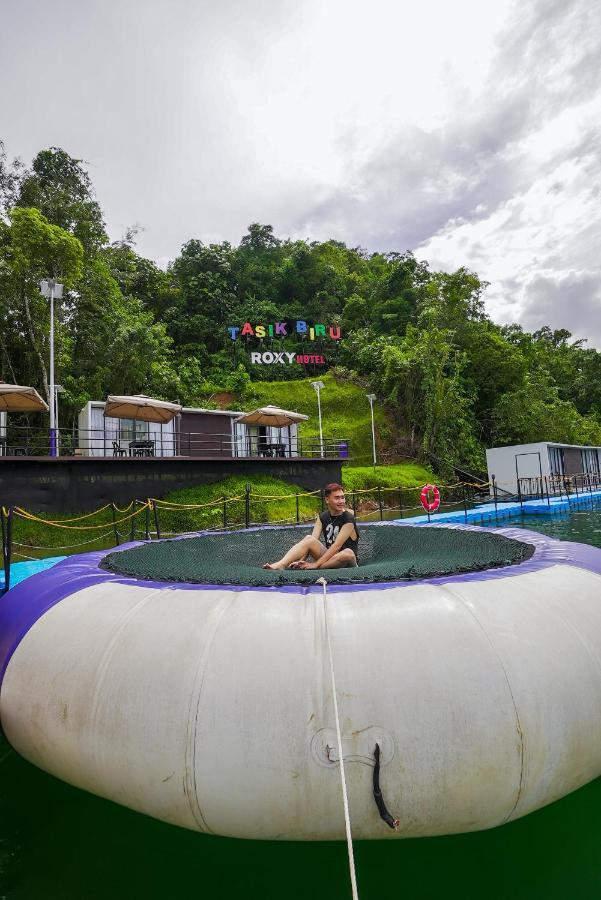 Roxy Tasik Biru Resort City Bau Екстериор снимка