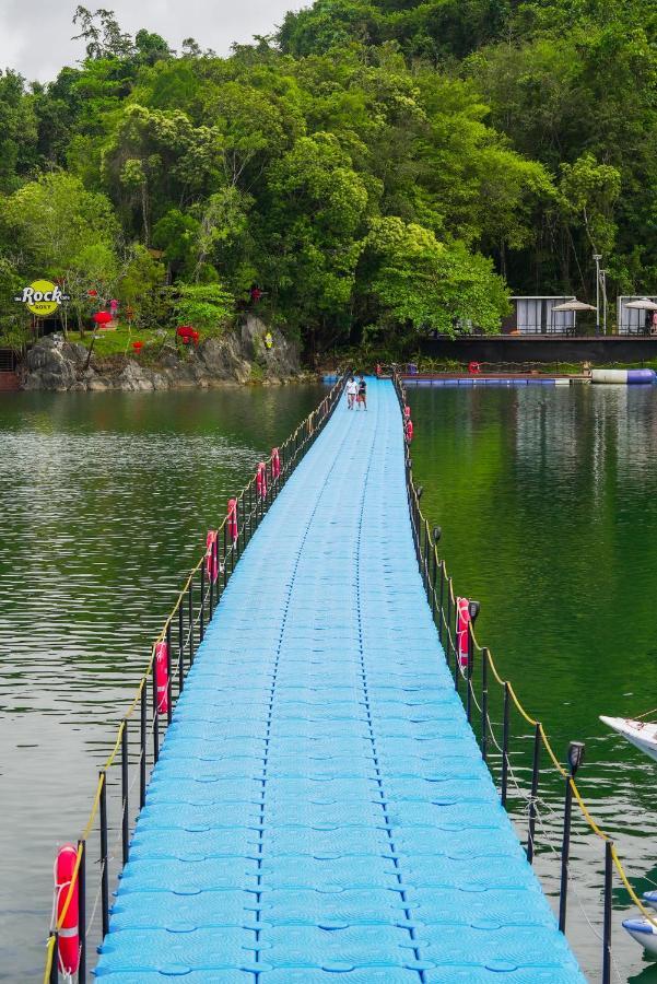 Roxy Tasik Biru Resort City Bau Екстериор снимка