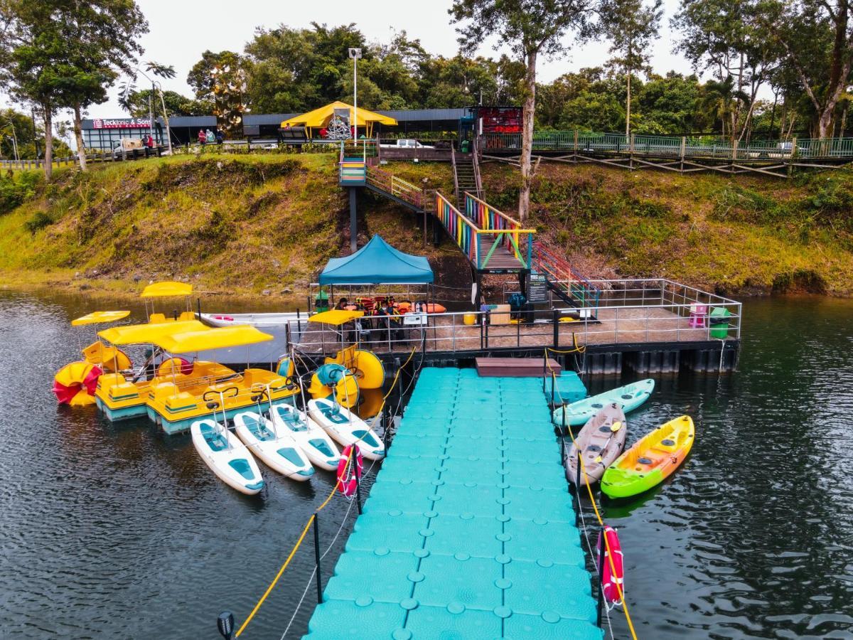 Roxy Tasik Biru Resort City Bau Екстериор снимка