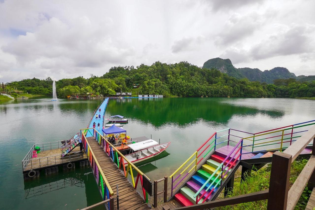 Roxy Tasik Biru Resort City Bau Екстериор снимка