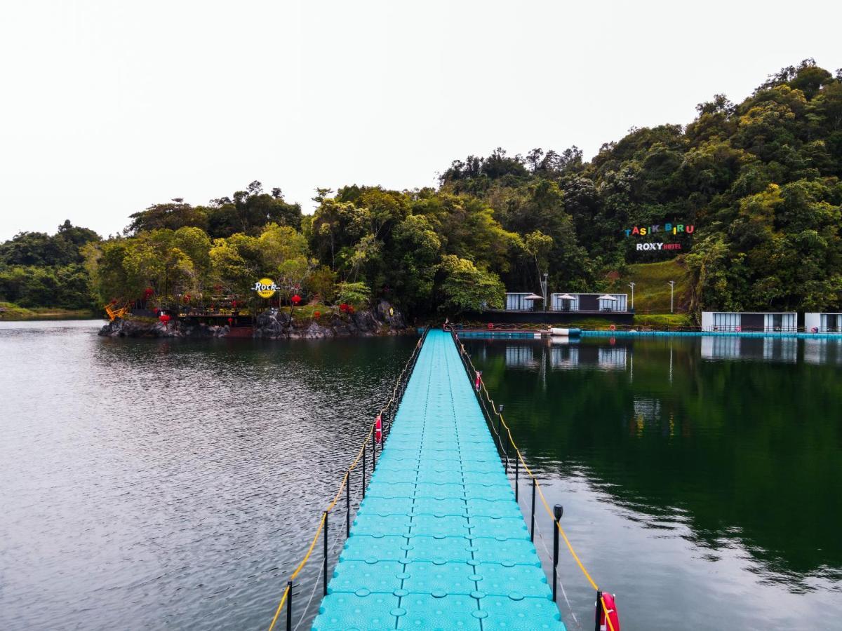 Roxy Tasik Biru Resort City Bau Екстериор снимка