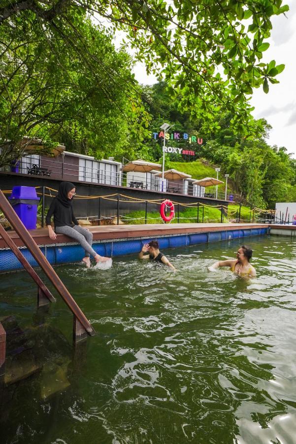 Roxy Tasik Biru Resort City Bau Екстериор снимка